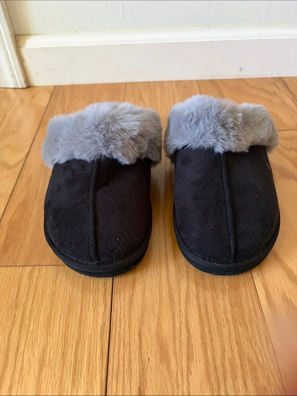 fabKids Black Slip-On Kids Slippers with Gray Faux Fur Cuff size 4